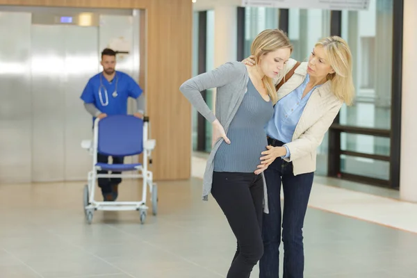 Mutter Hilft Tochter Bei Der Arbeit Krankenhaus — Stockfoto