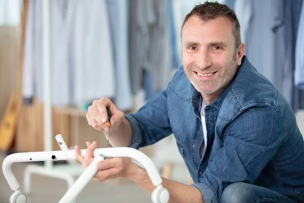 Homem Feliz Lendo Instruções Para Montar Móveis — Fotografia de Stock