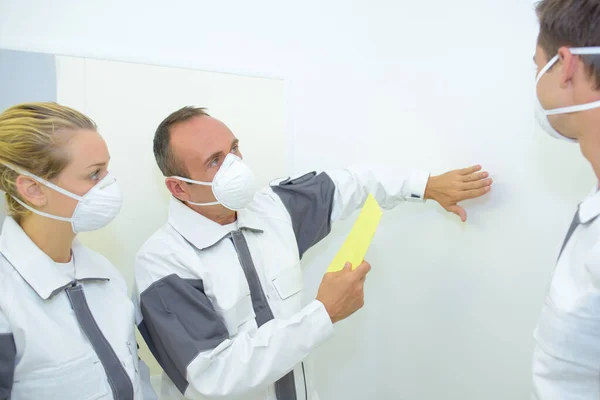 Equipo Pintores Durante Preparación Pared —  Fotos de Stock