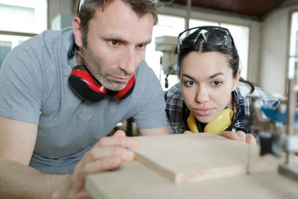 Man Uitleggen Vrouw Hoe Hout Snijden — Stockfoto