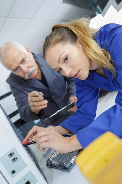 Vrouwelijke Stagiaire Die Een Fotokopieerapparaat Repareert Tijdens Onderhoud — Stockfoto