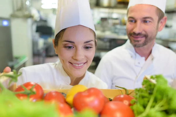 Chef Mulher Olhando Para Tomates — Fotografia de Stock