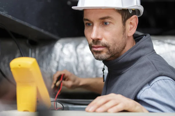 Elettricista Maschio Che Controlla Fusebox — Foto Stock