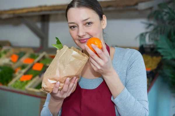 Een Vrouw Verkoopt Sinaasappels — Stockfoto