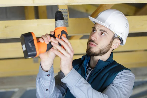 Mann Bohrt Sich Holzdachbalken — Stockfoto