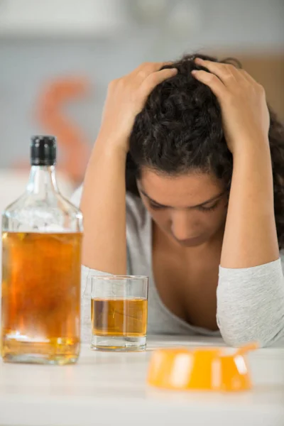 Ung Kvinna Depression Dricker Alkohol — Stockfoto