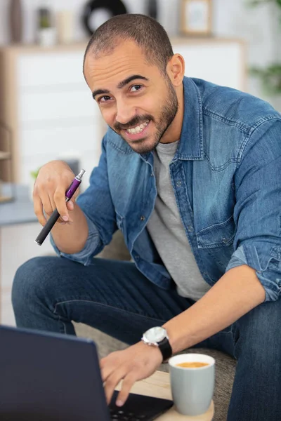 Glücklicher Junger Mann Lächelt Büro — Stockfoto
