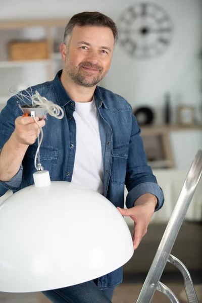 Homme Installant Des Lumières Suspendues Maison — Photo