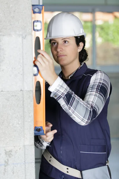 Menina Engenheiro Segurando Régua Nível Água — Fotografia de Stock