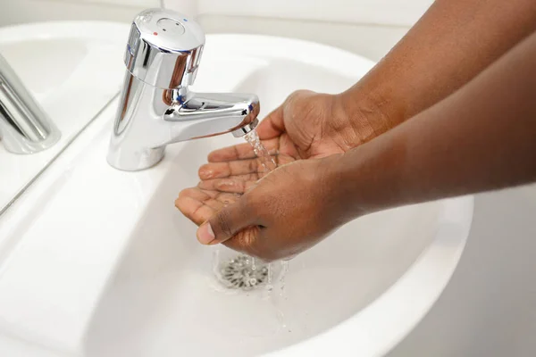 Przycięty Obraz Osoby Mycia Rąk Zlew Łazience — Zdjęcie stockowe