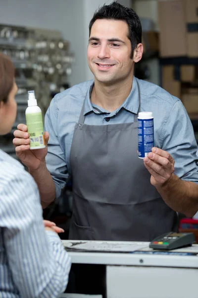 Uomo Con Tenuta Grembiule Che Mostra Spray Cliente — Foto Stock