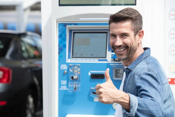 Man Betaalt Schoon Maken Auto Bij Car Wash Center — Stockfoto