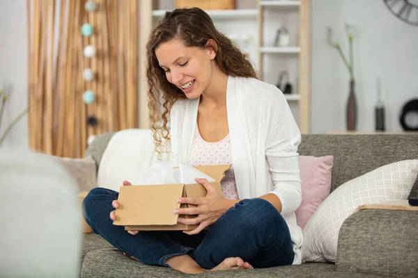 Menschen Lieferung Versand Und Postdienstleistungskonzept — Stockfoto