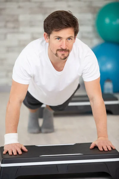 Trainiert Hause Mit Der Schrittmaschine — Stockfoto