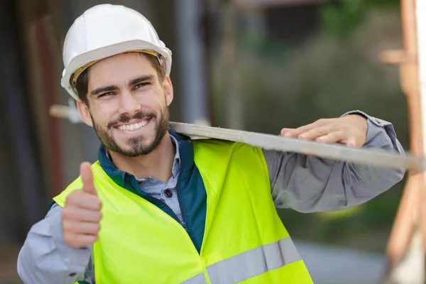 Werknemer Bij Timmermanswerkplaats Glimlachend Hout Dragend — Stockfoto