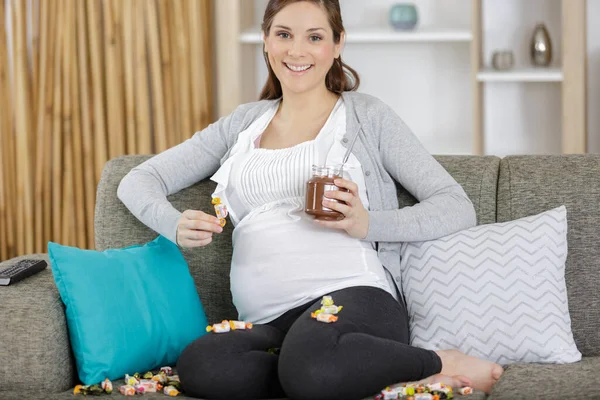 Hermosa Joven Embarazada Comer Chocolate — Foto de Stock