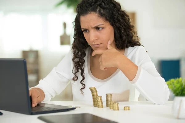 Vrouw Zitten Aan Bureau Met Financiële Problemen — Stockfoto