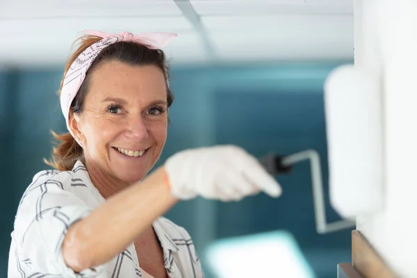 Porträt Einer Seniorin Gegen Mit Farbe Bemalte Wand — Stockfoto