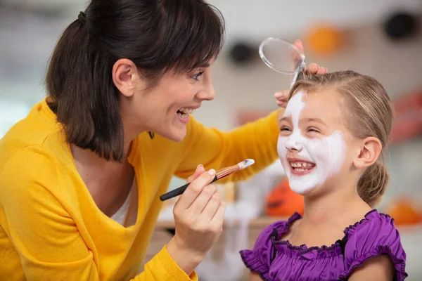 Mulher Pintando Rosto Sua Filha Para Celebração Halloween — Fotografia de Stock