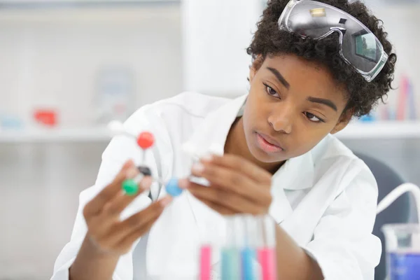 Woman Lab Assistant Looks Dna Model — Stock Photo, Image