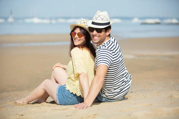 年轻夫妻在沙滩上 — 图库照片