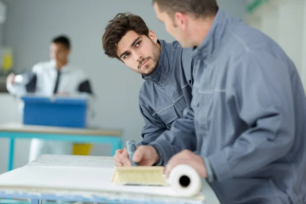 Decoreren Team Een Ruimte Schilderen — Stockfoto