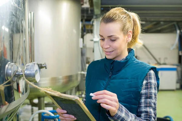 Werknemer Die Het Bord Schrijft Waarop Container Wordt Geëtiketteerd — Stockfoto