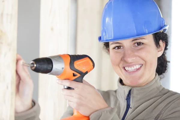 Mujer Feliz Casco Con Taladro Mano — Foto de Stock