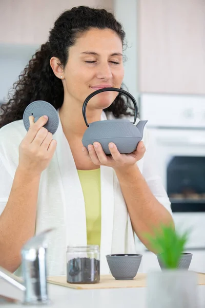 Mooie Glimlachende Jonge Vrouw Houdt Een Kopje Met Hete Thee — Stockfoto