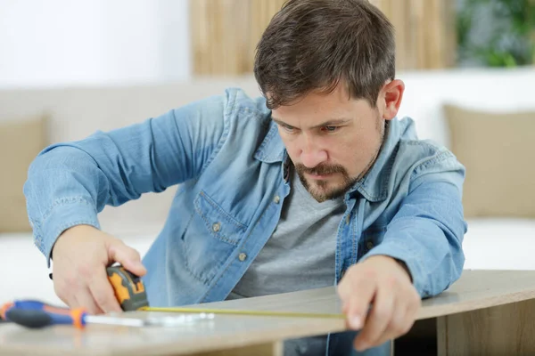 Man Measuring Wooden Board Tape Measure — Stock Photo, Image