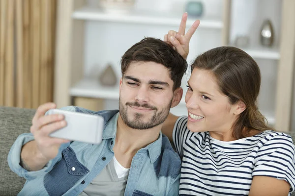 Joven Pareja Juntos Tomando Divertido Fotos Casa — Foto de Stock