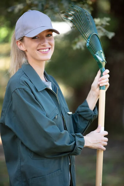 Porträt Einer Lächelnden Gärtnerin — Stockfoto