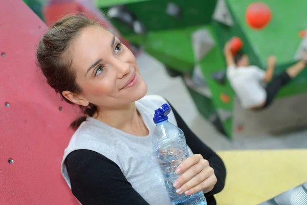 Vrouw Drinken Van Water Klimmen Oefening — Stockfoto