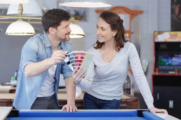 Klant Die Kleur Kiest Voor Pooltafelkleed — Stockfoto