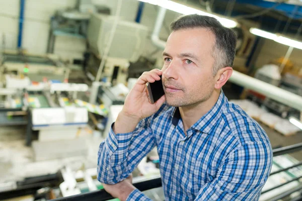 Direttore Fabbrica Che Parla Cellulare — Foto Stock