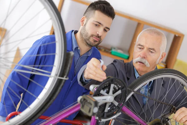Junge Und Großvater Reparieren Fahrrad — Stockfoto
