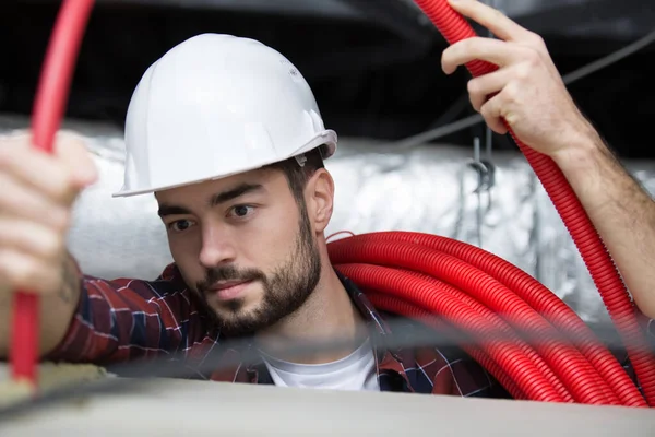 Eletricista Está Fixando Tubo Corrugado Elétrico Para Teto — Fotografia de Stock