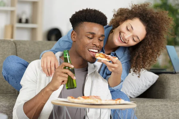 Feliz Jovem Casal Relaxado Casa Comer Pizza — Fotografia de Stock