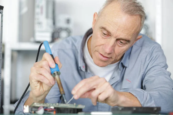 Mature Repairman Working Technical Support Fixing Computer Laptop — Stock Photo, Image