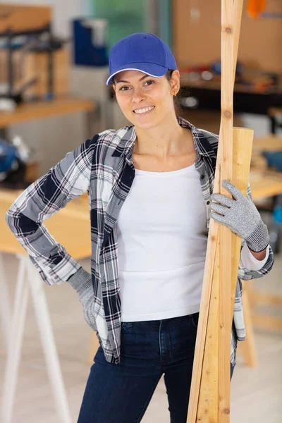 Konzentrierte Junge Tischlerin Hält Bohlen Der Hand — Stockfoto