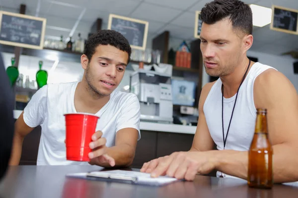 Twee Mannen Bar Die Voetbal Kijken Bier Drinken — Stockfoto