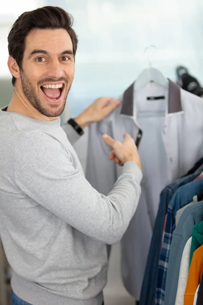 Gelukkig Jongeman Aankleden Het Kiezen Van Kleding — Stockfoto