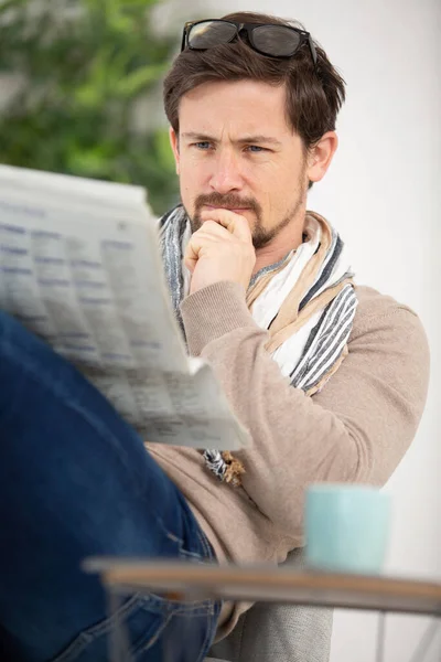 Jovem Lendo Jornal Café — Fotografia de Stock