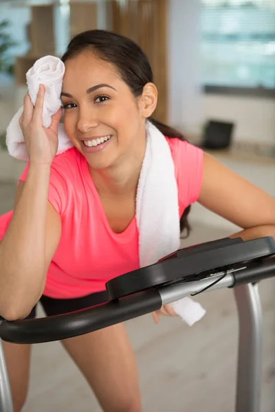 Trött Och Svettig Men Nöjd Kvinna Efter Träning Gym — Stockfoto