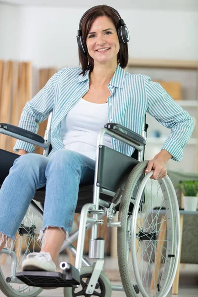 Disabled Woman Listening Headphones — Stock Photo, Image