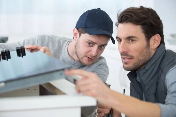 Hombres Que Comprueban Estufa Inducción Tubo Del Fregadero Cocina — Foto de Stock