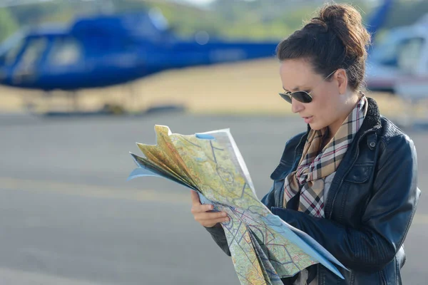 Młoda Kobieta Pilot Helikoptera Studiuje Mapę Przed Lotem — Zdjęcie stockowe