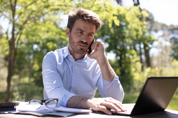 Man Utanför Med Bärbar Dator Och Smartphone — Stockfoto