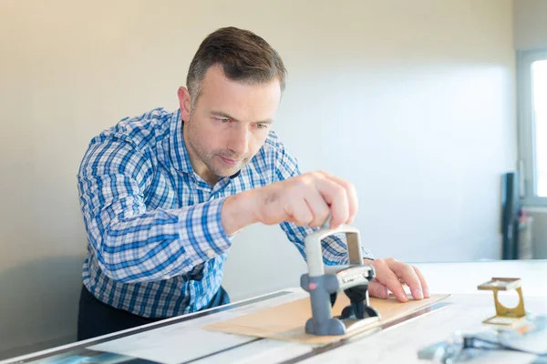 Druckerpresse Redakteur Bei Der Arbeit — Stockfoto