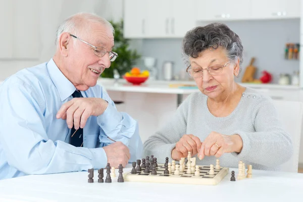 Casal Idoso Casa Jogando Xadrez — Fotografia de Stock